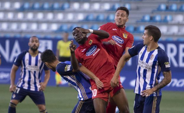 La Ponferradina encaja por segunda vez dos derrotas y aplaza la permanencia