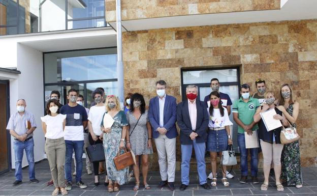 Carracedelo forma a ocho desempleados en la especialidad de 'colocación de piedra natural'