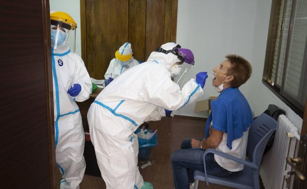 Más de un centenar de personas se someten a pruebas PCR en Oencia para descartar casos de coronavirus
