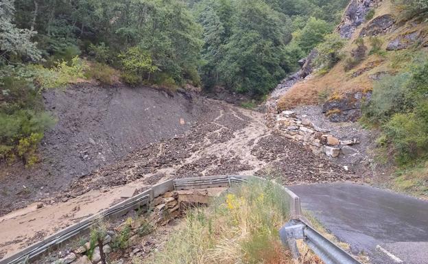 Una gran avenida con arrastre de materiales obliga a cortar de nuevo la carretera a Peñalba de Santiago