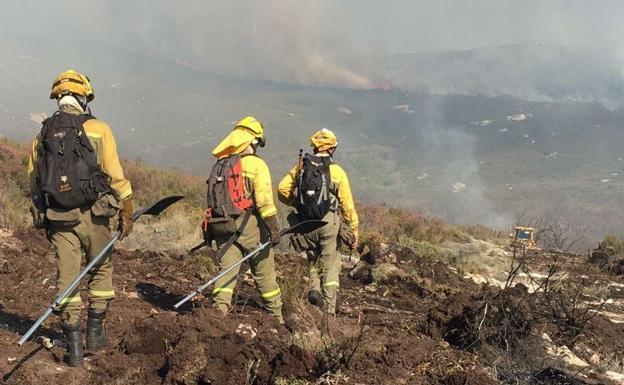 Las brigadas extinguen el incendio de Las Médulas, que ha calcinado más de 14 hectáreas