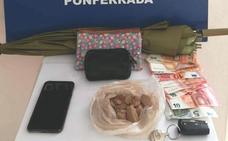 Detienen en Ponferrada a un varón de 48 años con una cartera cosida a un paraguas en la que portaba 104 gramos de heroína