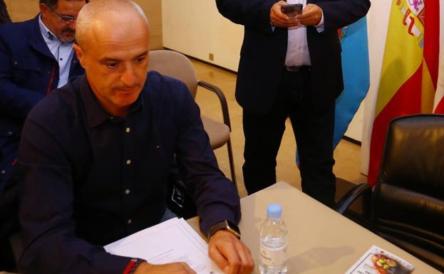 Arias se da un tiempo de reflexión tras su reunión con Mañueco