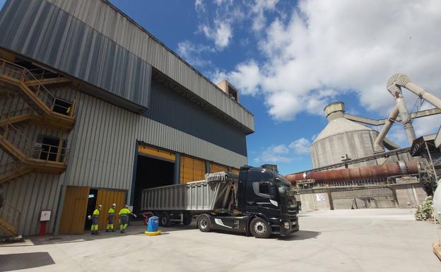 La cementera Cosmos de Toral de los Vados comienza a producir utilizando neumáticos usados como combustible