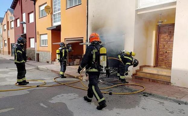 Un incendio ocasionado por una fuga en una bombona de gas calcina un garaje en Molinaseca