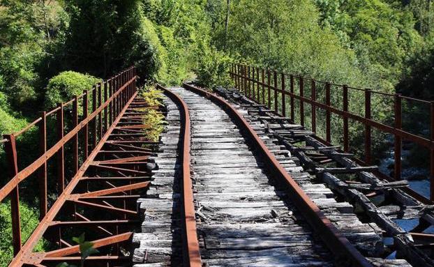 Promonumenta da una «llamada de atención» sobre el deterioro de las instalaciones del ferrocaril minero Ponfeblino