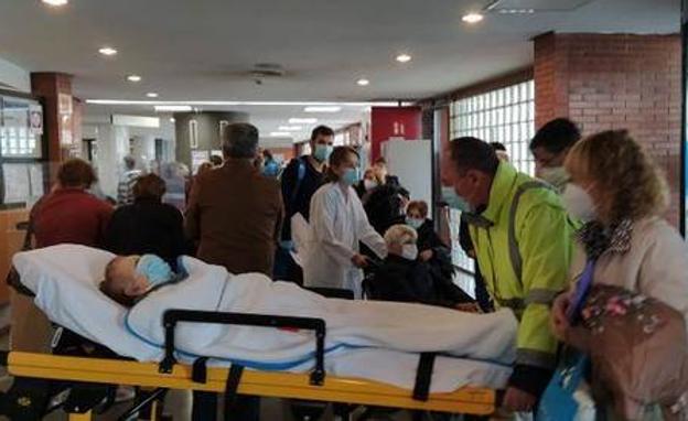 El sindicato de celadores denuncia el «colapso» de la zona de consultas externas del Hospital del Bierzo