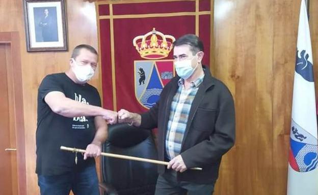 Gabino Colinas cede el bastón de mando al PP en Folgoso de la Ribera entre críticas de falta de apoyo del PSOE