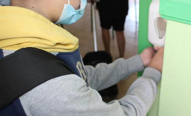 Páramo del Sil entrega al CRA mascarillas y gel hidroalcohólico para todos los escolares matriculados