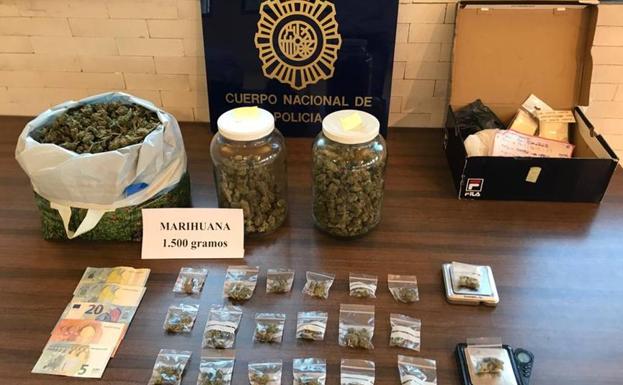 La Policía Nacional detiene «in fraganti» a un individuo cuando realizaba una venta de droga en Ponferrada