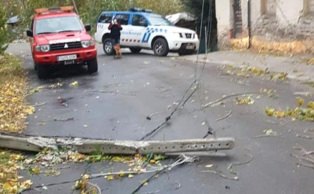 La caída de árboles por las fuertes rachas de viento deja sin electricidad durante varias horas a los pueblos del Valle del Silencio