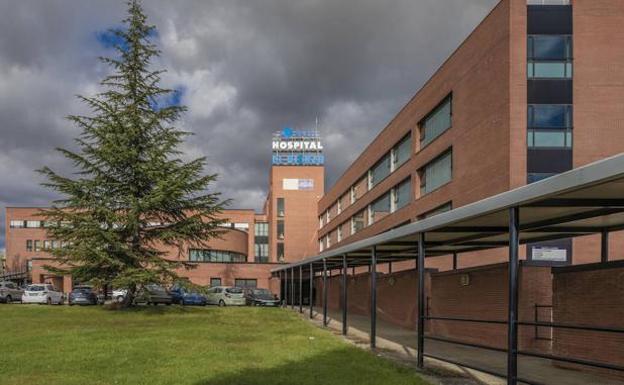 Se elevan a 54 los pacientes ingresados en el Hospital del Bierzo, que suma un fallecido