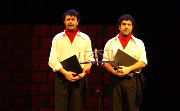 El dúo de 'clown' Mofa & Befa presenta en Cacabelos el espectáculo 'Dúas pedras no Camiño'