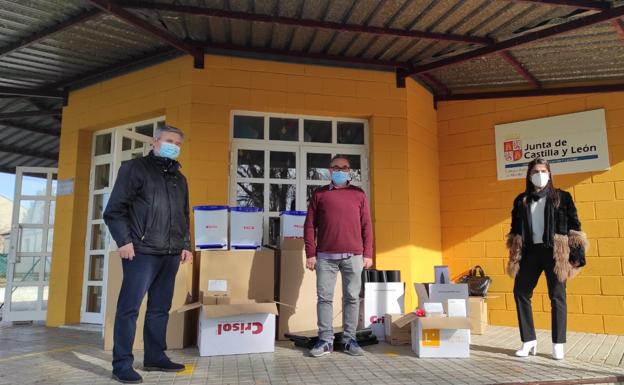 El Ayuntamiento de Carracedelo entrega al CRA La Abadía material de desinfección frente al covid-19