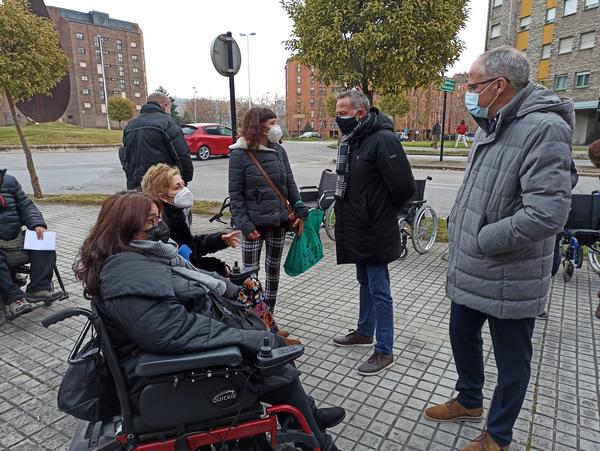 Paseo en silla de ruedas en Ponferrada con motivo del Día Internacional de las Personas con Discapacidad