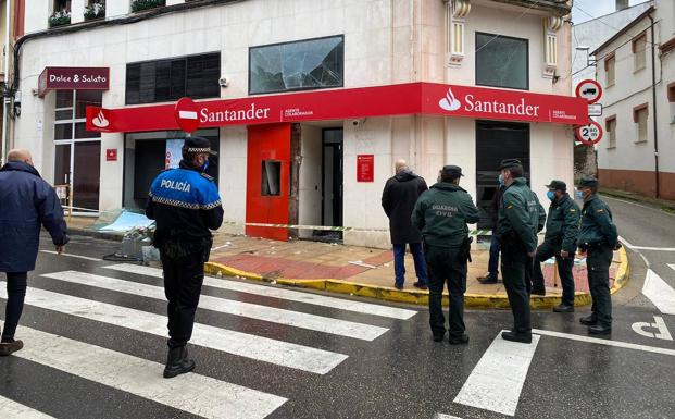 Agentes de la Policía y la Guardia Civil, ante la oficina bancaria donde actuaron los ladrones./ESTHER JIMÉNEZ