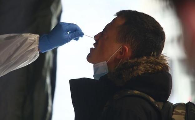 Centenares de alumnos y miembros de la comunidad educativa participan en el cribado masivo del Campus de Ponferrada