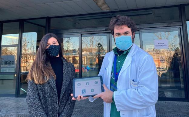 La AECC en León humaniza la estancia hospitalaria con 'Conectablets', un programa pionero que se estrena en la provincia