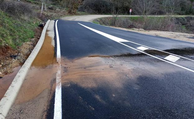 Denuncian que el nuevo acceso a Villavieja se convierte en un «lodazal de agua, barro y piedras»