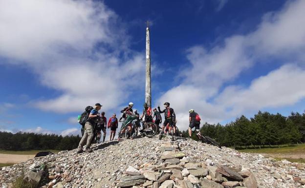 El PSOE se opone a la remodelación del entorno de la Cruz de Ferro ideada por el Ayuntamiento de Santa Colomba de Somoza