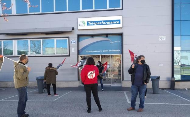 La CGT se concentra en Teleperformance por la actitud de «inmovilismo» de la empresa