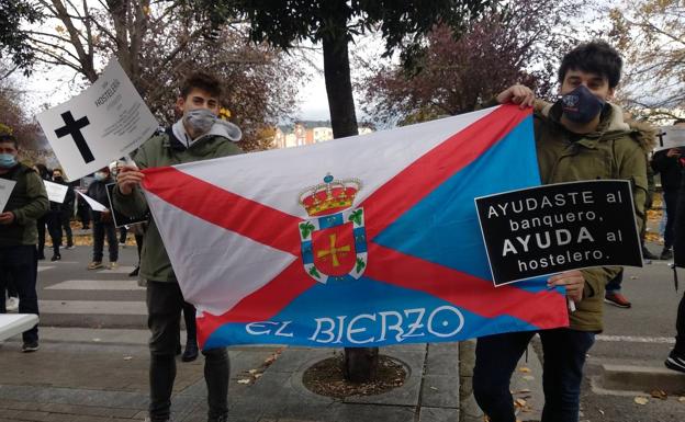 Clamor de los hosteleros bercianos: «Vamos a la deriva, Mañueco está 'secuestrado' por Igea»