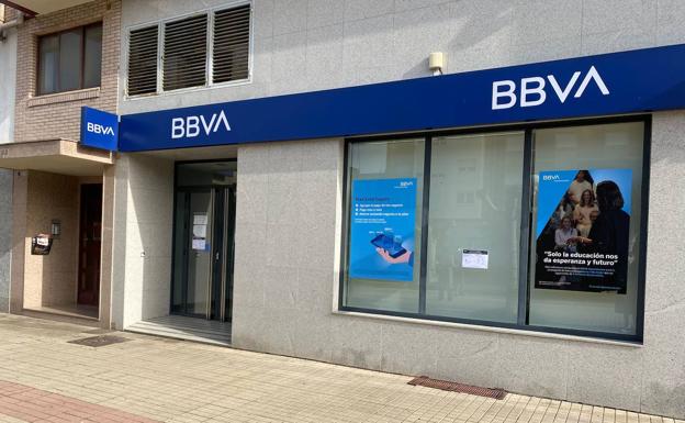 Atracan una sucursal del BBVA en Cuatrovientos, roban 200.000 euros y amordazan a los empleados