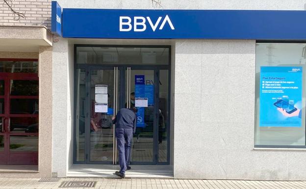 Atracan una sucursal del BBVA en Cuatrovientos, roban 200.000 euros y amordazan a los empleados