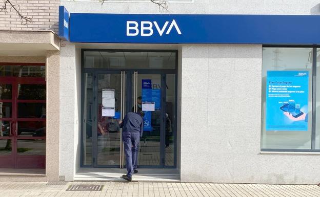 Atracan una sucursal del BBVA en Cuatrovientos, roban 200.000 euros y amordazan a los empleados