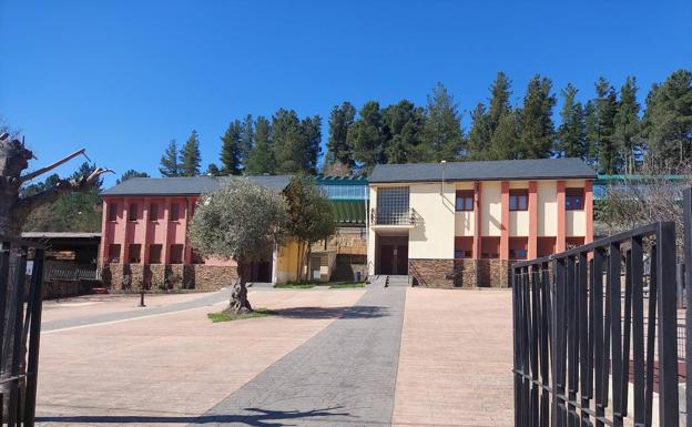 Sancedo solicita ayuda a la Junta para evitar el cierre de un aula del colegio del municipio