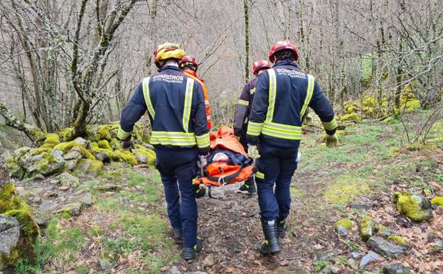 Los bomberos rescatan a una senderista accidentada en las inmediaciones de la cueva de San Genadio en Peñalba