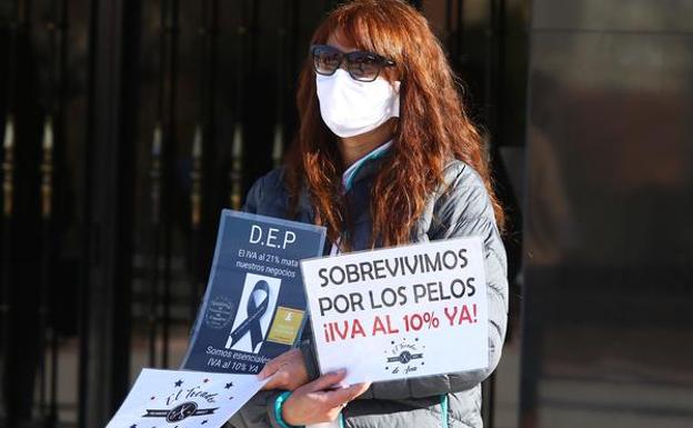 El sector de la estética y la peluquería exige en Ponferrada acceso a los 7.000 millones de ayudas directas y la bajada del IVA al 10%