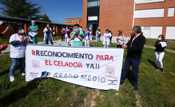 Los celadores reclaman ante el Hospital del Bierzo una «formación reglada y adecuada» que regule el acceso a la profesión