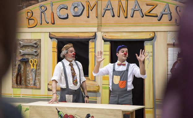 El lenguaje de los payasos aterriza en el Bergidum de la mano de Teatro La Sonrisa y su montaje familiar 'Bricomanazas'