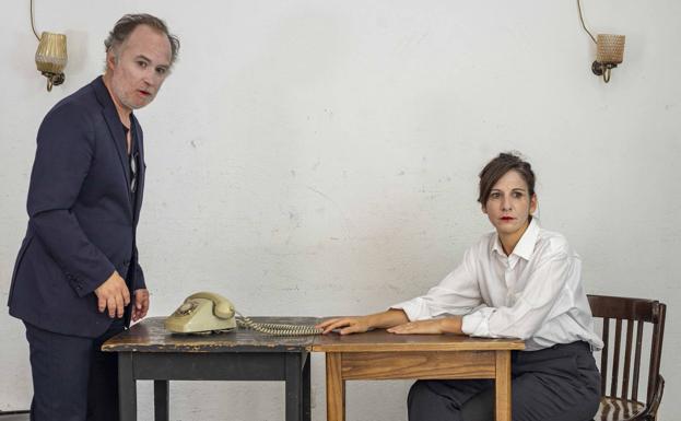 Luis Bermejo y Malena Alterio presentan en el Teatro Bergidum 'Los que hablan' un magnífico texto que bebe de la mejor tradición del absurdo
