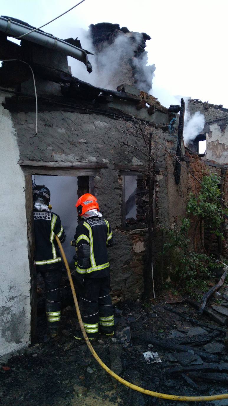 Un incendio calcina una vivienda y dos edificaciones anexas en la localidad berciana de Hornija