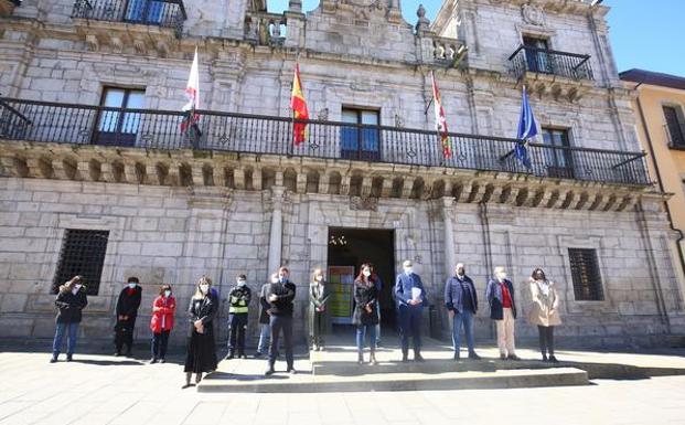 Ponferrada guarda un minuto de silencio en recuerdo de la mujer asesinada ayer por su pareja en Mansilla de las Mulas