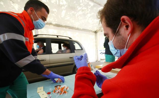 Más de 2.400 bercianos inmunizados en la jornada de vacunación masiva en el Hospital del Bierzo