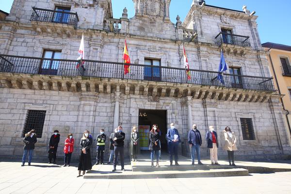 El Ayuntamiento de Ponferrada y el Consejo del Bierzo guardan un minuto de silencio en recuerdo a la última víctima de violencia machista