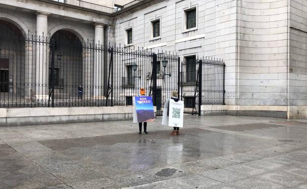 Rural Sostenible protesta ante el Ministerio de Transición contra los macroparques eólicos del Bierzo Oeste