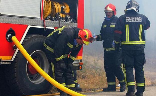 Efectivos del servicio de Bomberos de Ponferrada durante las labores para sofocar un incendio. /César Sánchez