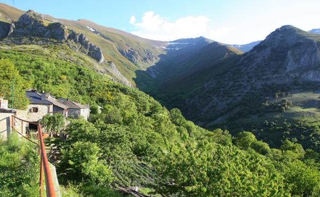 La Uned de Ponferrada presenta la nueva herramienta tecnológica que se usará en el inventario de bienes de la Tebaida berciana