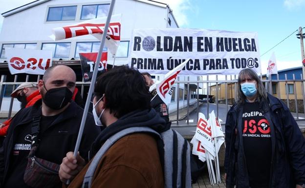Los trabajadores de Aceros Roldán rechazan en una asamblea improvisada la propuesta y mantienen la huelga