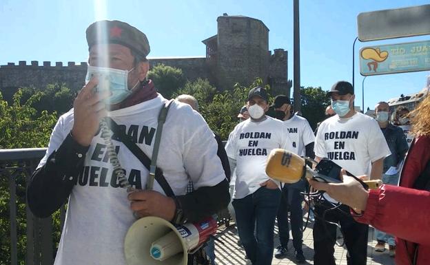 Ponferrada alienta y aplaude a los trabajadores de Roldán en su lucha por la prima única de producción