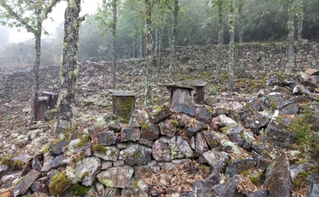 El programa mixto de Sancedo recupera dos antiguos cortines para proteger las colmenas de ataques de osos