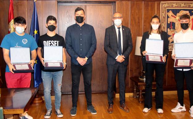 Ponferrada reconoce a cuatro jóvenes promesas del deporte de la ciudad por sus «brillantes éxitos»