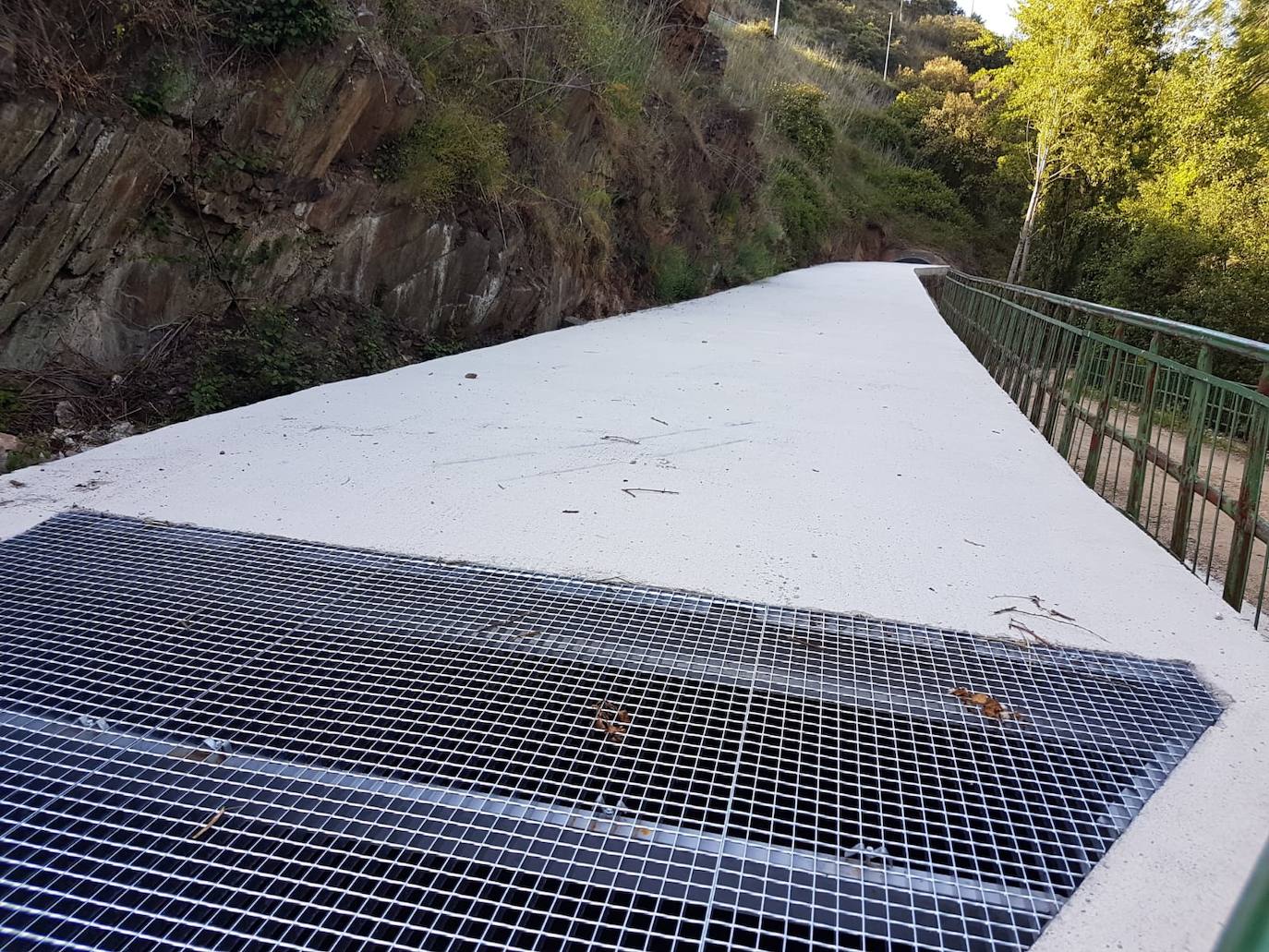 Imagen de las obras de reparación y mejora de seguridad de viales de acceso a la presa de la Fuente del Azufre de Ponferrada.