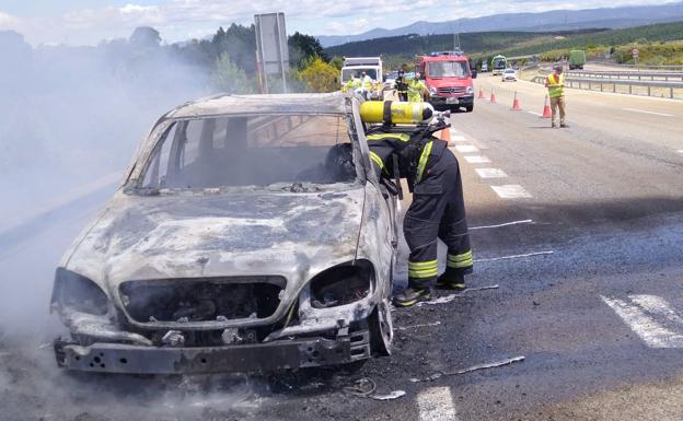 El incendio de un vehículo en la A-6 en Villagatón moviliza a efectivos de los Bomberos de Ponferrada