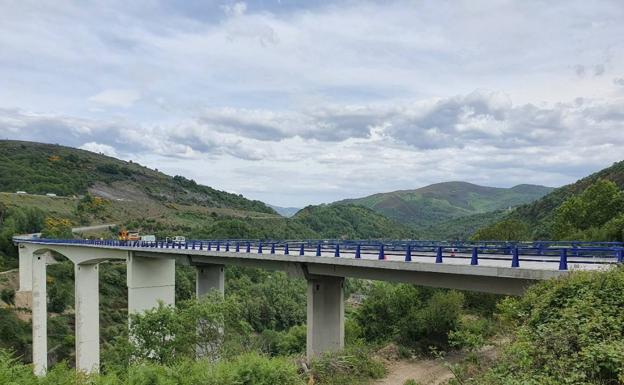 El Gobierno finaliza la rehabilitación de los viaductos de Ruitelán y Lamas de la A-6 en Vega de Valcarce