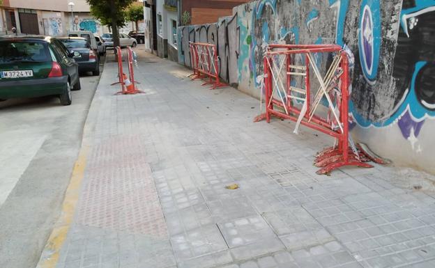 El Ayuntamiento restablece el paso en la acera cortada durante más de un año en la calle Juan de Austria